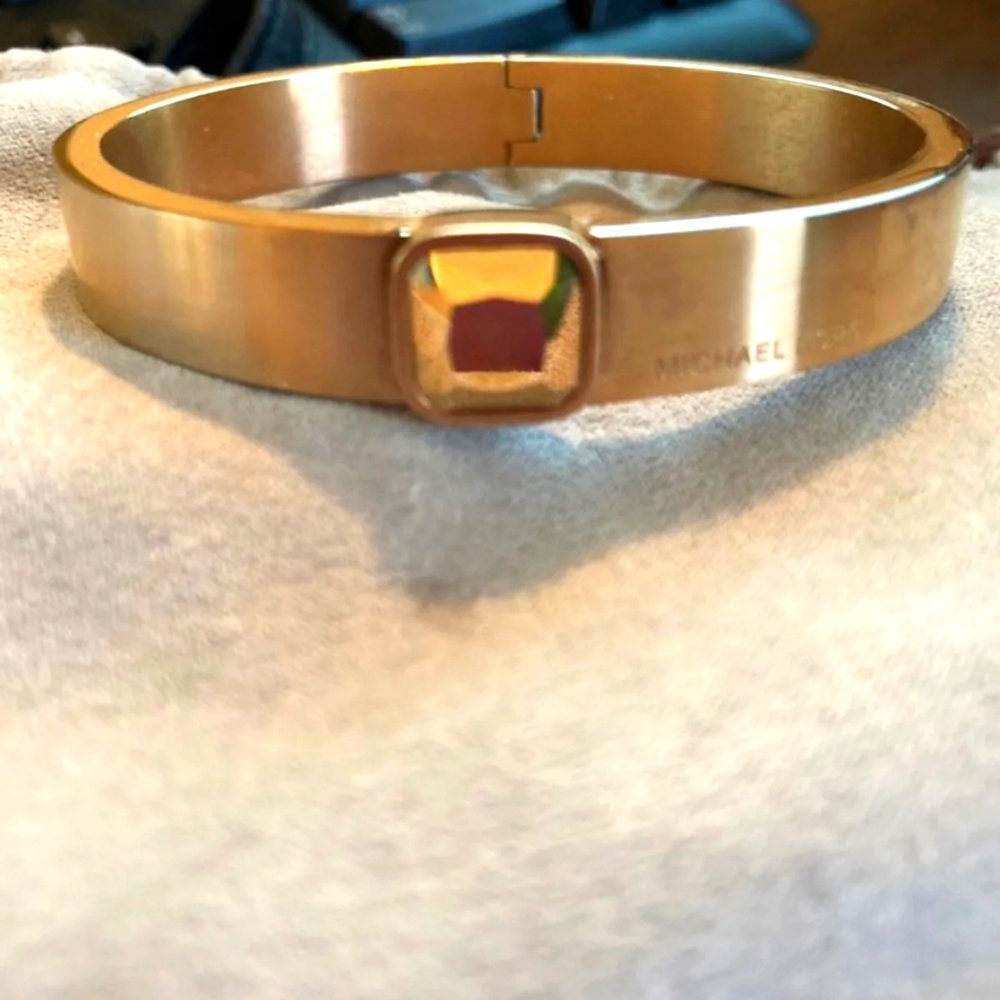 MICHAEL KORS GOLD TONE BRACLET